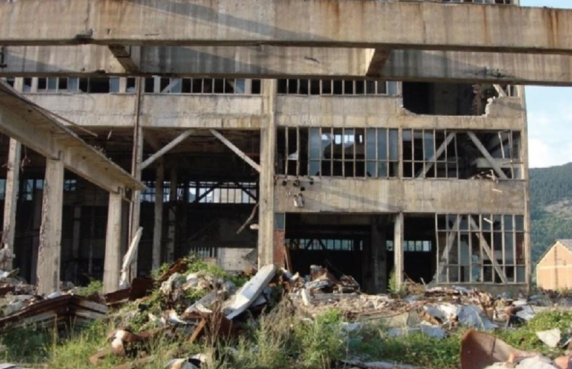 TRAGEDIJA U BERANAMA: Obrušio se zid nekadašnje fabrike, poginuo mladić
