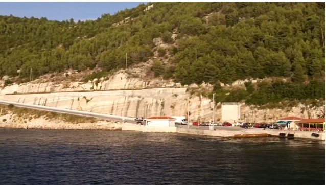 DRUGA NESREĆA U SEDAM MJESECI NA ISTOM MJESTU: Kolima sletjeli u more, Ena poginula, troje se spaslo