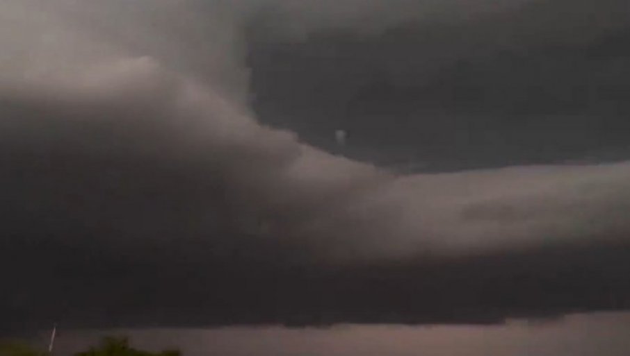 NESTVARNI PRIZORI SMRTONOSNOG TORNADA Lovci na oluje oduševljeni: Ovo nikad nismo vidjeli (VIDEO)