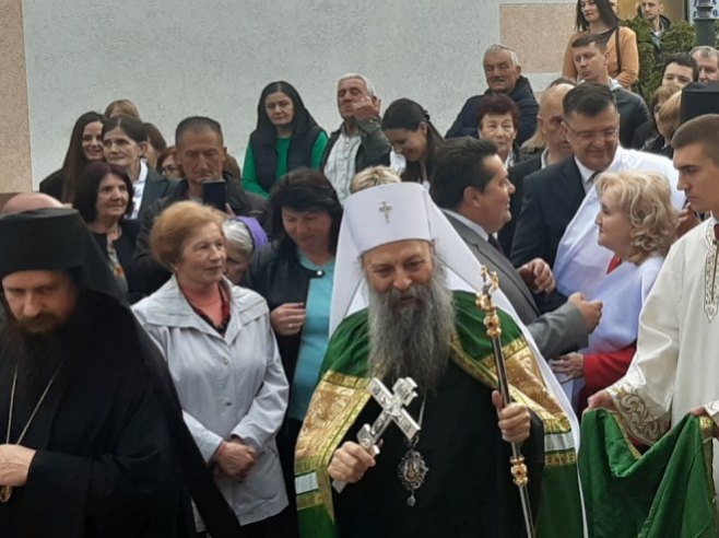 STOTINE VJERNIKA OKUPLJENO U MRKONJIĆ GRADU: Patrijarh Porfirije osveštao obnovljeni hram Rođenja Presvete Bogorodice