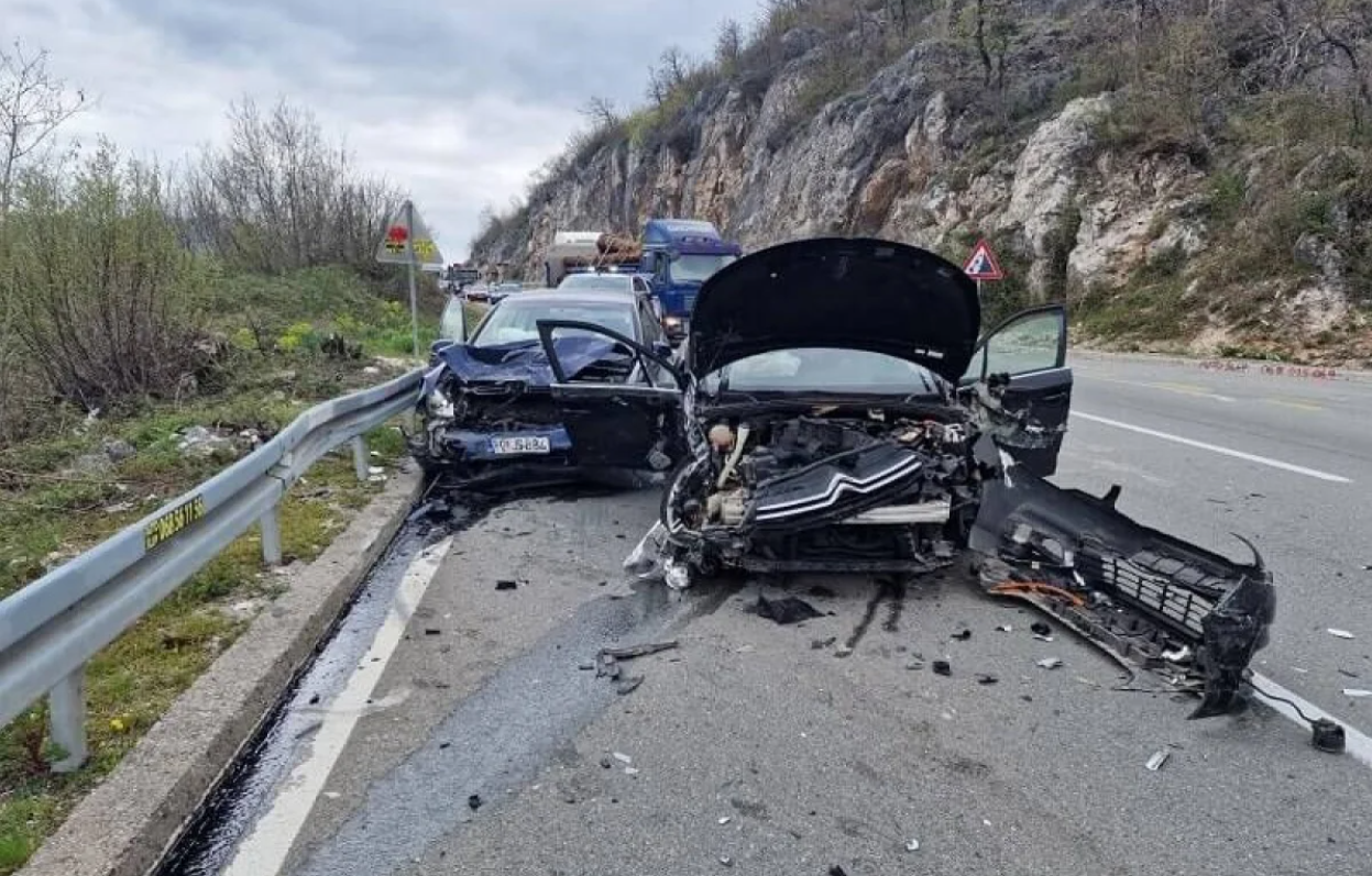 Saobraćjna nezgoda na putu Cetinje – Podgorica. Povrijeđeno više osoba, među njima i trudnica