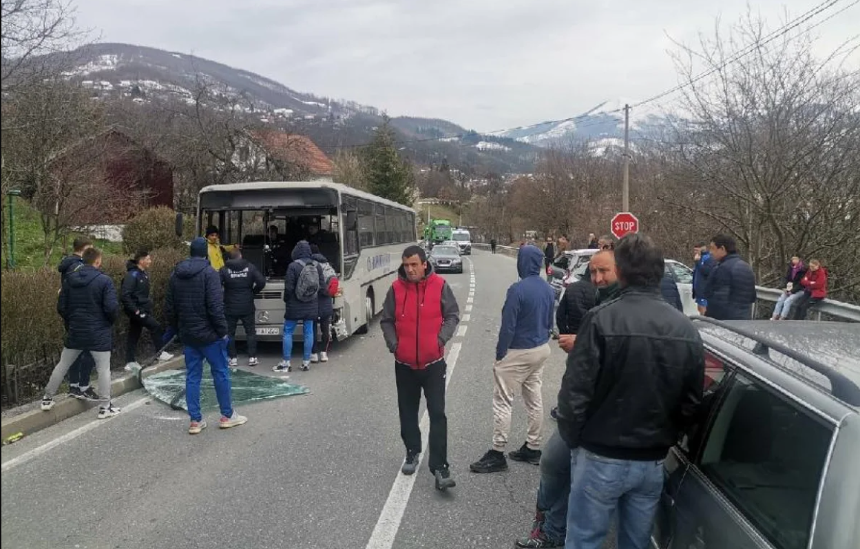 Sudar autobusa fudbalera „Jedinstva“ sa dva vozila