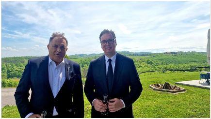 DODIK UGOSTIO VUČIĆA: Na poklon „Đedova rakija“ predsjedniku Srbije (FOTO)