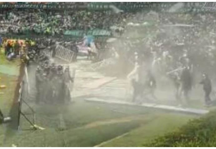 Brutalna tuča huligana i policije: Scene kao sa RATIŠTA - povrijeđeno 89 osoba (FOTO)