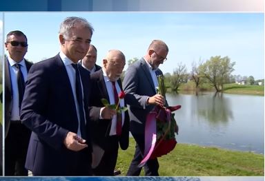 MESIĆU POZLILO U JASENOVCU! Bivšem predsjedniku Hrvatske se slošilo na komemoraciji, HITNO mu donijeli vodu i stolicu!