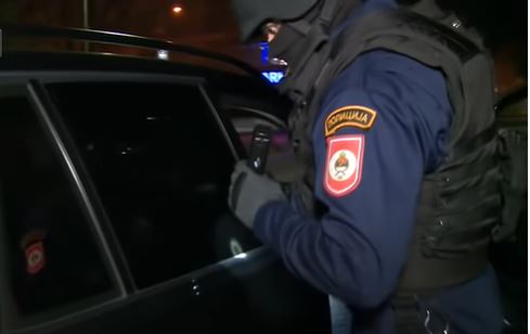 POZNATO STANJE BRUTALNO PRETUČENOG MUŠKARCA NA PALAMA: Udarali ga čim su stigli i na kraju na njega bacili betonsku ploču!