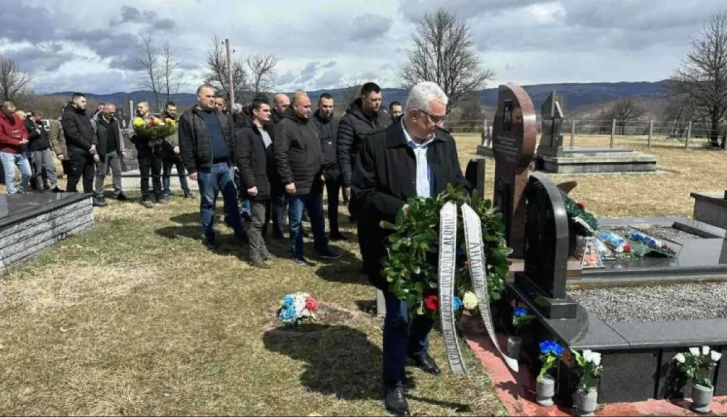 Mandić i funkcioneri DF-a odali počast heroju sa Košara Predragu Leovcu