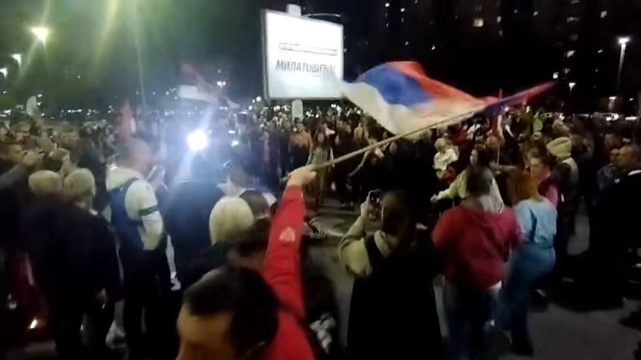 UŽIČKO KOLO ISPRED HRAMA U PODGORICI: Ogrnuti TROBOJKAMA sitno vezu SRPSKO kolo (VIDEO)