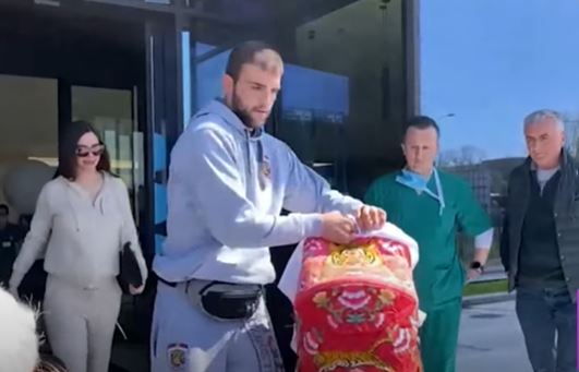 BOGDANA RAŽNATOVIĆ IZAŠLA IZ PORODILIŠTA: Veljko došao po suprugu i bebu (VIDEO)