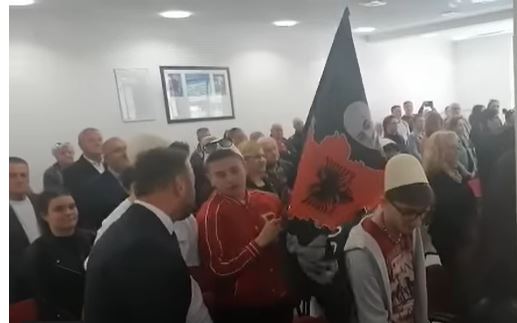 Pogledajte neviđen SKANDAL u Hrvatskoj: Milanoviću mašu zastavom VELIKE ALBANIJE ispred nosa - OBEZBJEĐENJE GLEDA I ĆUTI (VIDEO)