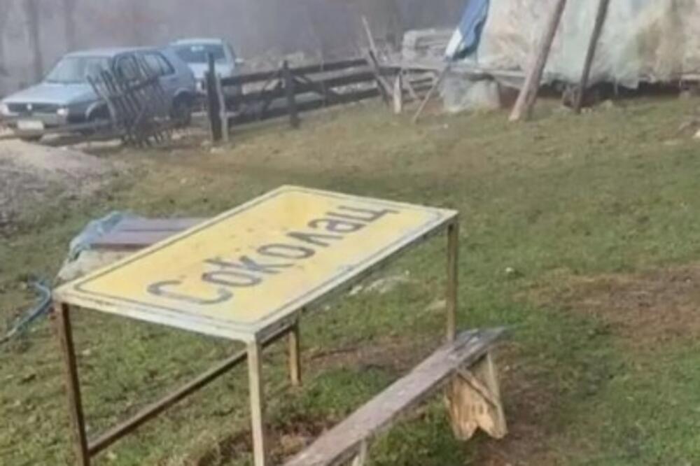 SLIKA IZ BOSNE NASMIJALA REGION: Od saobraćajne table sa nazivom mjesta napravio sto, pa ga stavio u dvorište