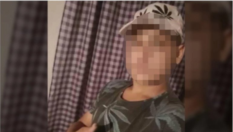 OVO JE DJEČAK (13) KOJI JE SJEKIROM NAPAO KOMŠIJE: Majka u kući nađena sa krvavom glavom, sin izboden trčao po pomoć (FOTO)