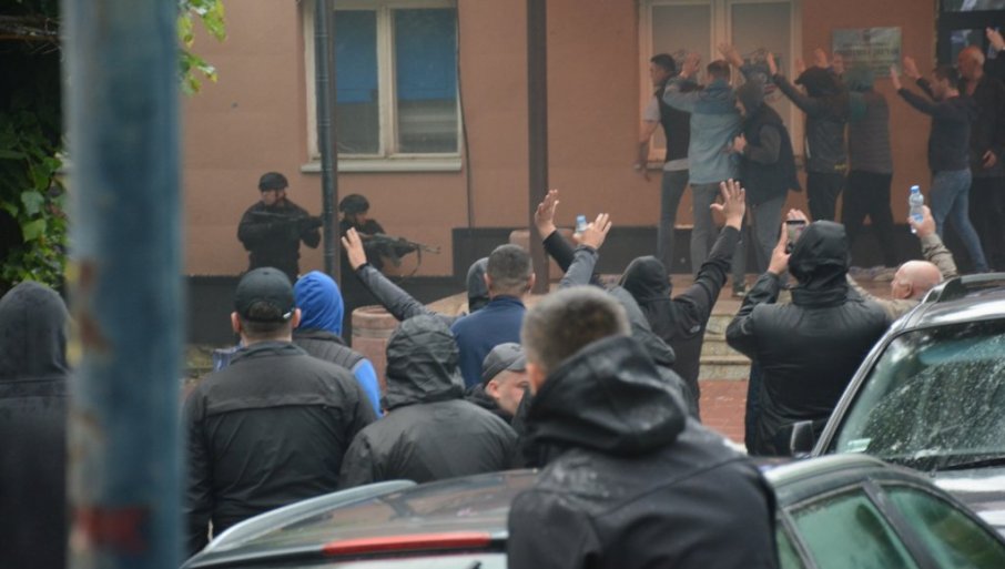 KURTIJEVE DUGE CIJEVI UPERENE U NENAORUŽANE SRBE: Potresna slika zabilježena juče ispred opštine Zvečan