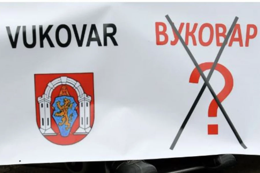 APSURD NAD APSURDIMA! Hrvati lomili ćirilične table, a sad predlažu da se u škole vrati – "hrvatska ćirilica"