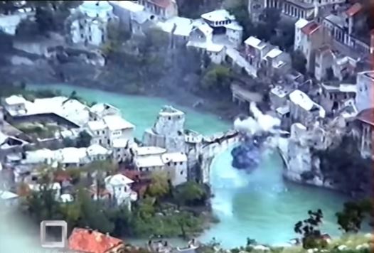 OBJAVLJEN SNIMAK SKRIVAN 30 GODINA: Dosad neviđeni kadrovi rušenja Starog mosta u Mostaru (VIDEO)