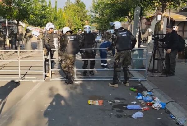 KFOR NAPRAVIO KORDON Radnici opštine Zvečan se okupljaju: U Gračanici zapaljena srpska zastava