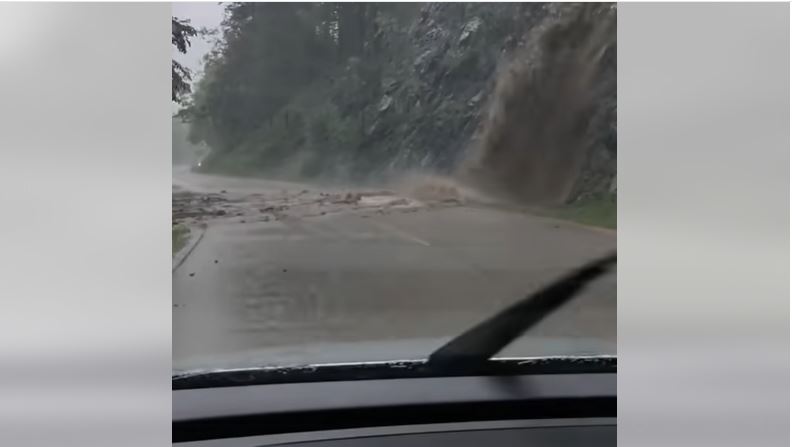 IZLILA SE RIJEKA BREZNA: Pod vodom domaćinstva i put Banjaluka - Teslić (FOTO, VIDEO)