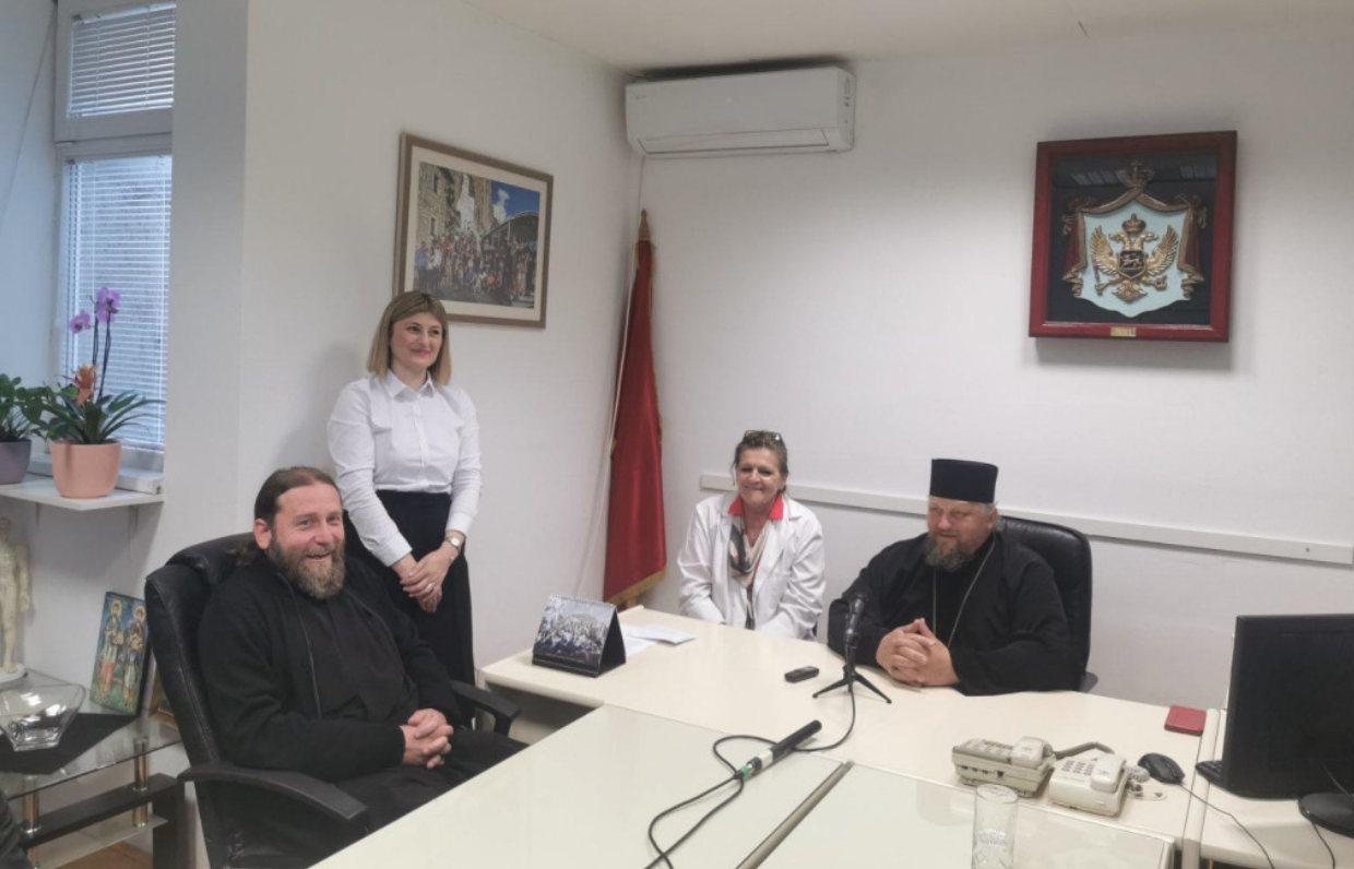 Iguman Manastira Ostrog uručio donaciju direktorici Doma zdravlja u Nikšiću