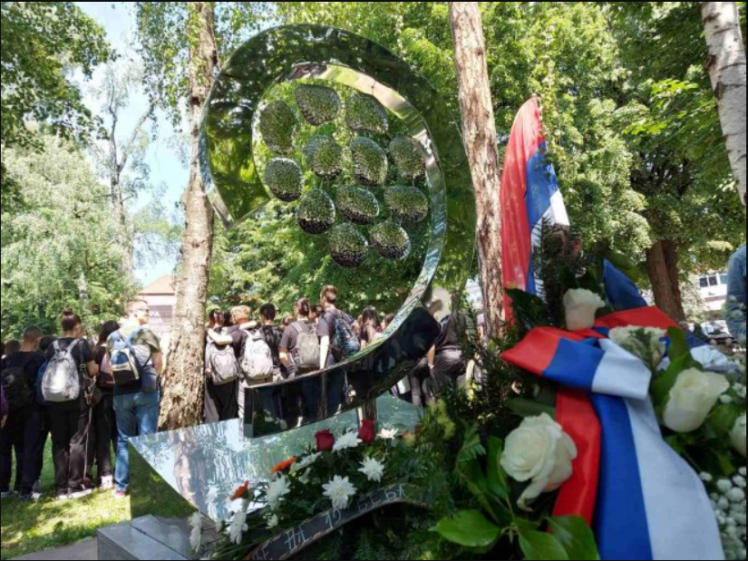 (FOTO) PROŠLA 31 GODINA OD ZLOČINA NAD TEK ROĐENIM BEBAMA: Položeni vijenci i cvijeće za 12 banjalučkih zvjezdica