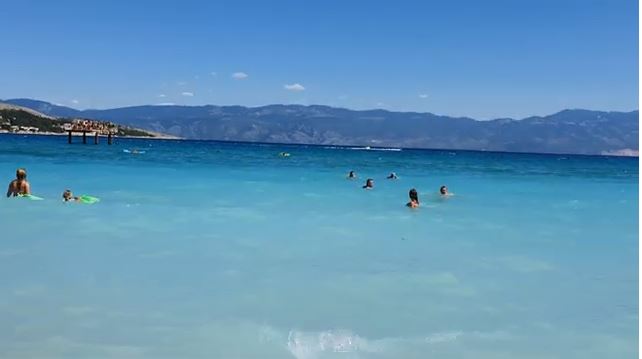 DVADESET CENTI POLA MINUTA: Poznato hrvatsko ljetovalište uvodi naplatu tuširanja na plaži