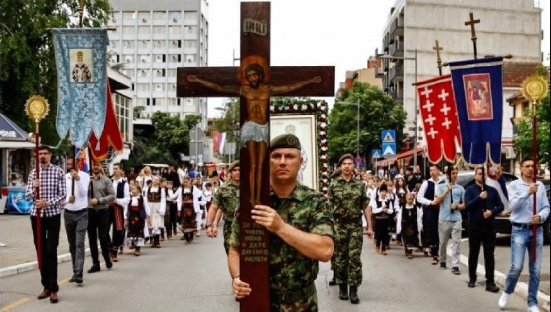 (FOTO) Kivot sa moštima Svetog vladike Nikolaja Žičkog i Ohridskog krenuo ka Beogradu