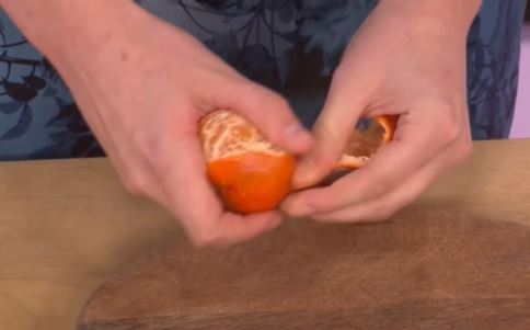 Snaha gađala svekra mandarinama, pa dobila batine od muža