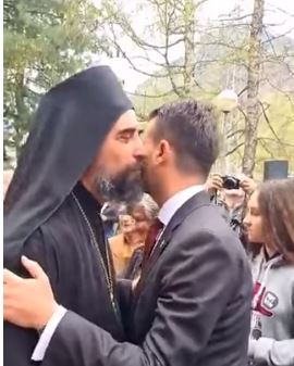 OVO JE ČUDO! OVO SU IZGLEDA NEKA SRETNA VREMENA! Pogledajte reakciju episkopa Metodija kad je ugledao predsjednika Milatovića u Murinu (VIDEO)