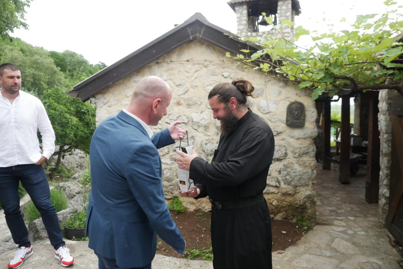 (VIDEO/FOTO) KNEŽEVIĆ U POSJETI MANASTIRU KOM: Nećemo dozvoliti da ono što je građeno narodnom voljom 30. avgusta neki međunarodni faktori pokušaju devalvirati