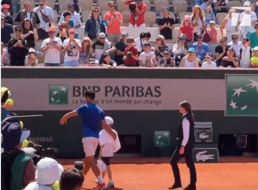 Gest o kom bruji planeta: Đoković zbog jednog mališana ZAUSTAVIO TRENING! (VIDEO)