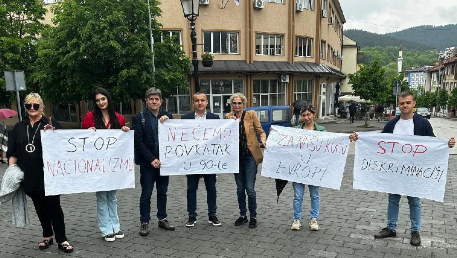 (FOTO) SDP PROTESTOVAO U PLJEVLJIMA: Na rukovodećim pozicijama nema Muslimana i Bošnjaka. Nećemo povratak u devedesete