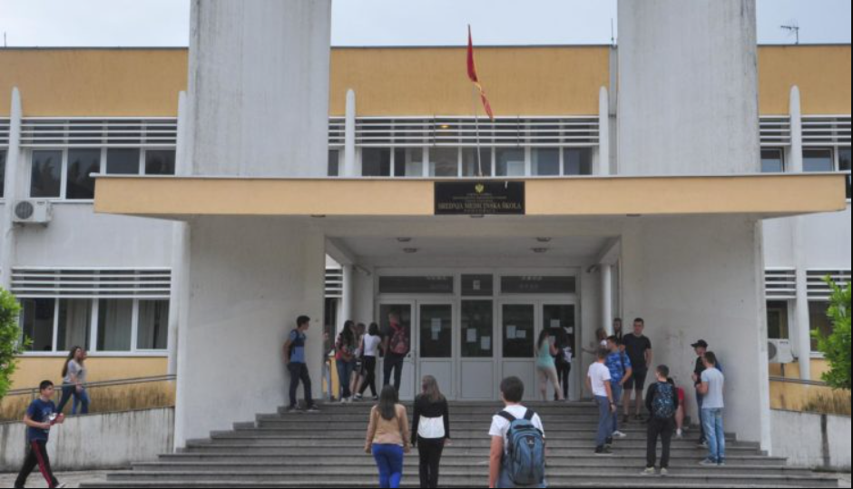 (VIDEO) Maturanti širom Crne Gore proslavili kraj školovanja uz trobojke i pjesme o Kosmetu