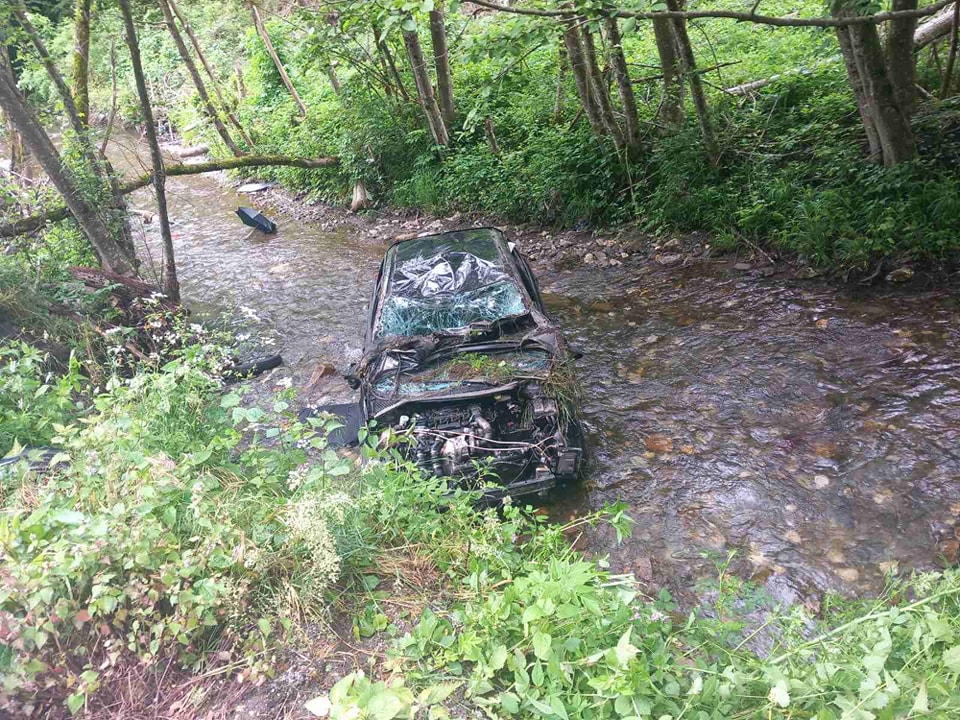 (FOTO) Automobil sletio sa puta u mjestu Lepenac