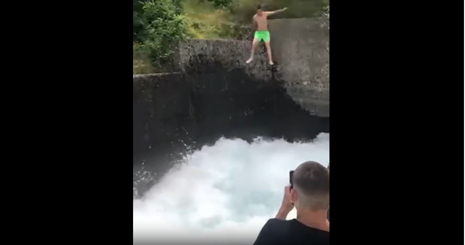 NAKON SKOKA USLIJEDILA JEZIVA SCENA Drugovi koji su ga bodrili da skoči počeli panično da ga dozivaju (VIDEO)