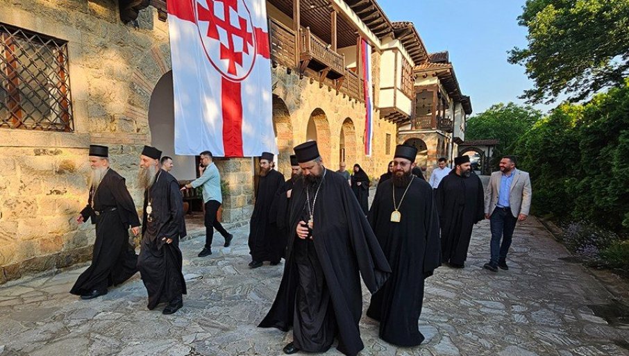 (FOTO) Patrijarh Porfirije stigao u Gračanicu gdje će služiti svetu liturgiju i vidovdanski parastos