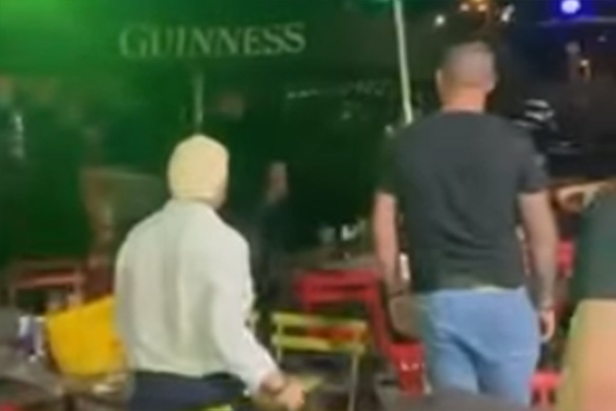 (VIDEO) PARIZ: Crnogorci izazvali tuču, jedan od njih uletio džipom u baštu punu gostiju