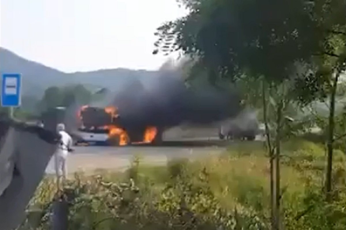 (VIDEO) KRUŠEVAC: Vatrena stihija "progutala" autobus