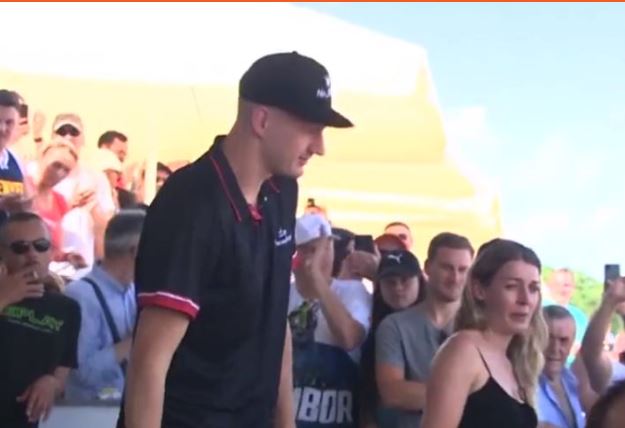 DENVEROM SE ORILO „U TEM SOMBORU“: Zrenjaninac napravio žurku u čast Jokića (FOTO)