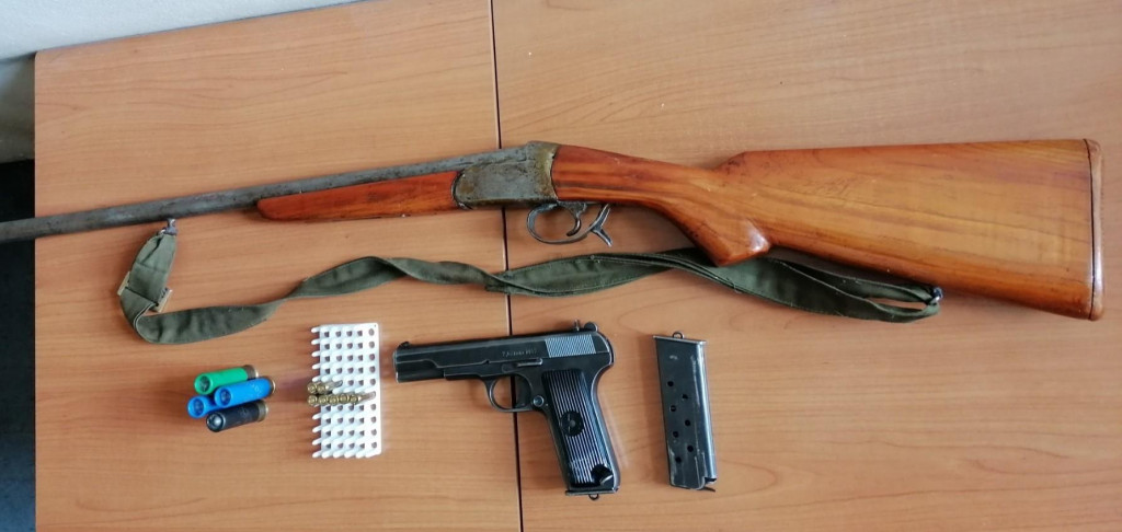 ROŽAJE: U improvizovanom objektu policija pronašla pušku i pištolj bez serijskog broja