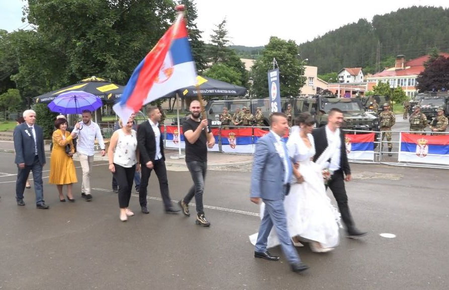 (FOTO) ALBANKA SE UDALA ZA SRBINA U LEPOSAVIĆU: "Srećna sam što se vraćam u veru predaka. Ja se sada jSrpkinjom."