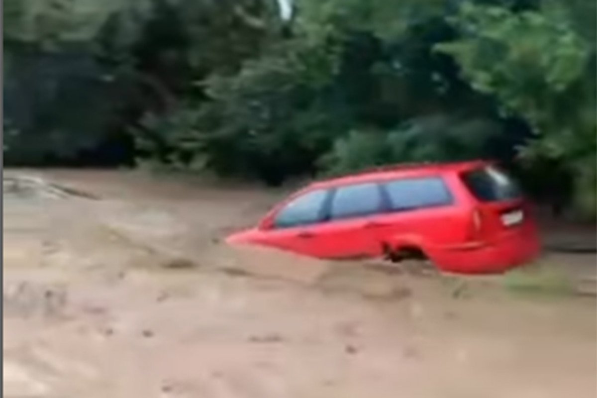 (FOTO/VIDEO) POPLAVE U SRBIJI: Voda nosi sve pred sobom