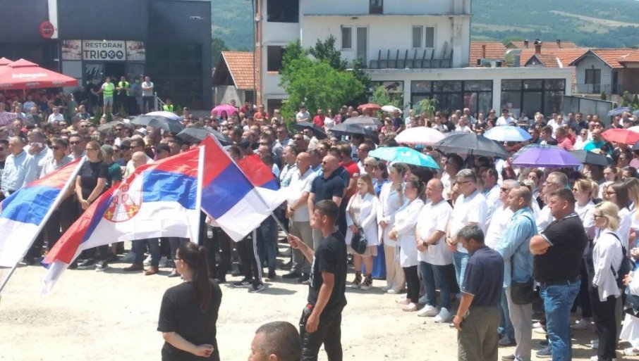 (FOTO) PODRŠKA UHAPŠENOJ BRAĆI: Veliki skup Srba na Kosovu i Metohiji