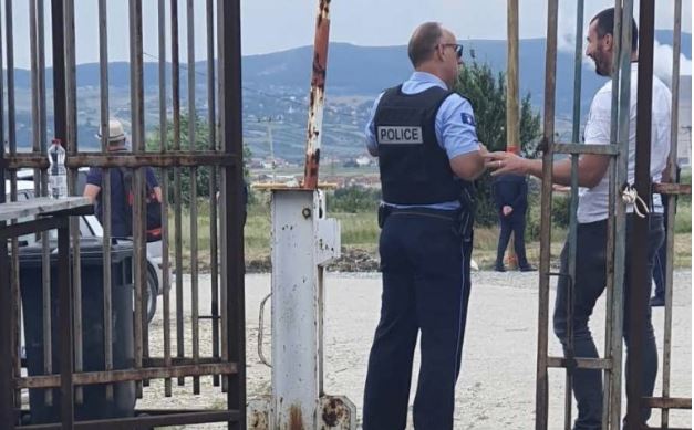 DOTAKAO DNO: Kurtijevi policajci na ulazu u Gazimestan zapljenjuju svijeće!
