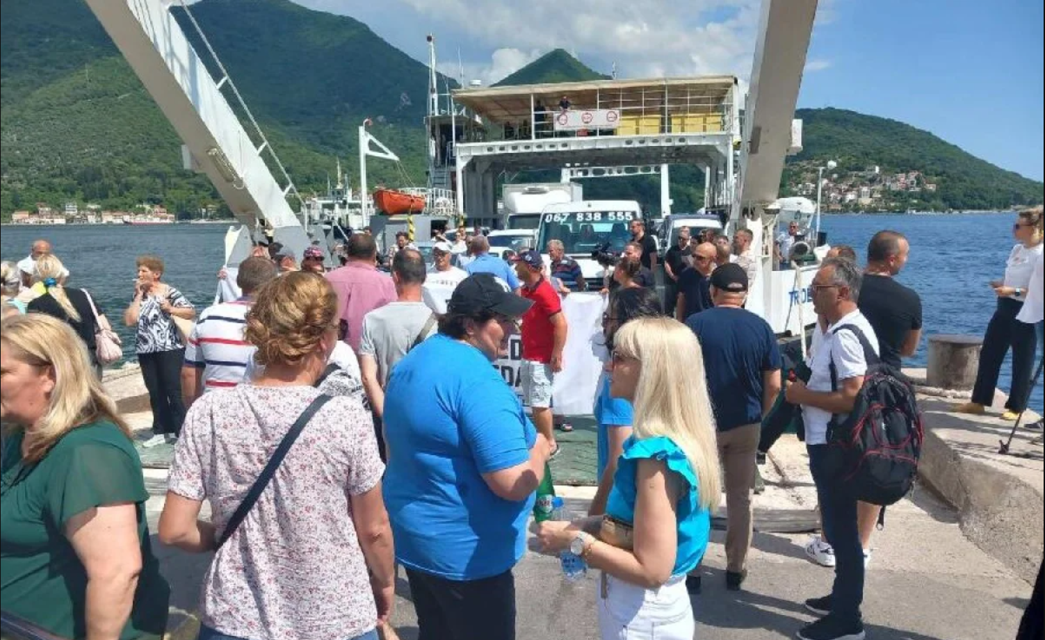 Radnici Instituta “Dr Simo Milošević” blokirali prilaz trajektu Kamenari-Lepetane