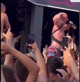 U KOM TRENUTKU SE NAŠE PRIMORJE PRETVORILO U OVU KATASTROFU?! Skandalozno ponašanj repera na nastupu (FOTO)
