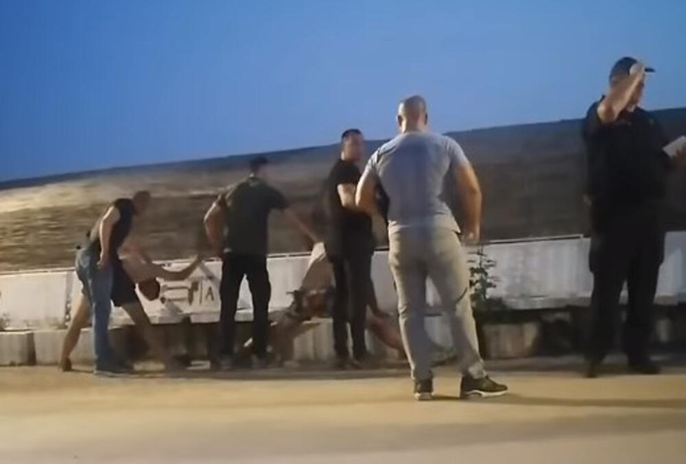 MLADIĆ IZ SRBIJE NAPADNUT NA ŠETALIŠTU U SUTOMORU? Napadači se bahatili pa završili u "ŠPAGA" položaju (VIDEO)
