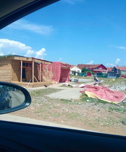 Iscijepana na paramparčad: "Patriote" bacile državnu zastavu, sad je režu i koriste kao suncobran