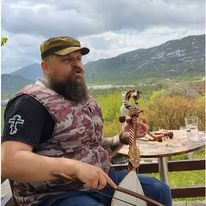 SRBINU SU PRVE KLETVE BILE - U IZRODA GUSLE NE VISILE: Reagovanje narodnog guslara na SRAMNE napade