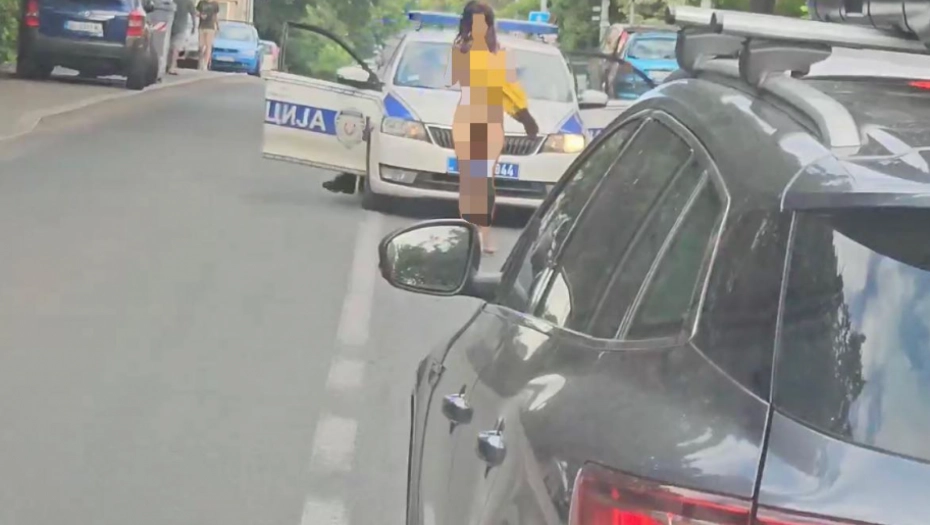 Kao na filmu: Gola žena šeta Karaburmom (FOTO)