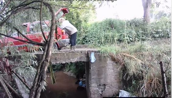 SRAMNO: Žena iz kola izvadila 20 vreća otpada i bacila u rijeku(VIDEO)