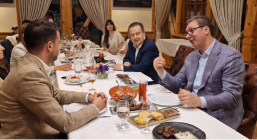 „Ne pomaže voda majko sa korita Ivanova“ Veselo na večeri kod predsjednika Srbije (VIDEO)